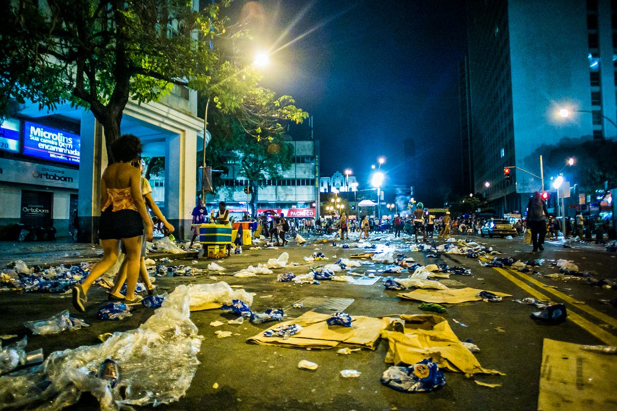 Toneladas de lixo deixam de ser recolhidas das ruas do Rio de Janeiro durante o Carnaval. A greve dos Garis durou 8 dias.