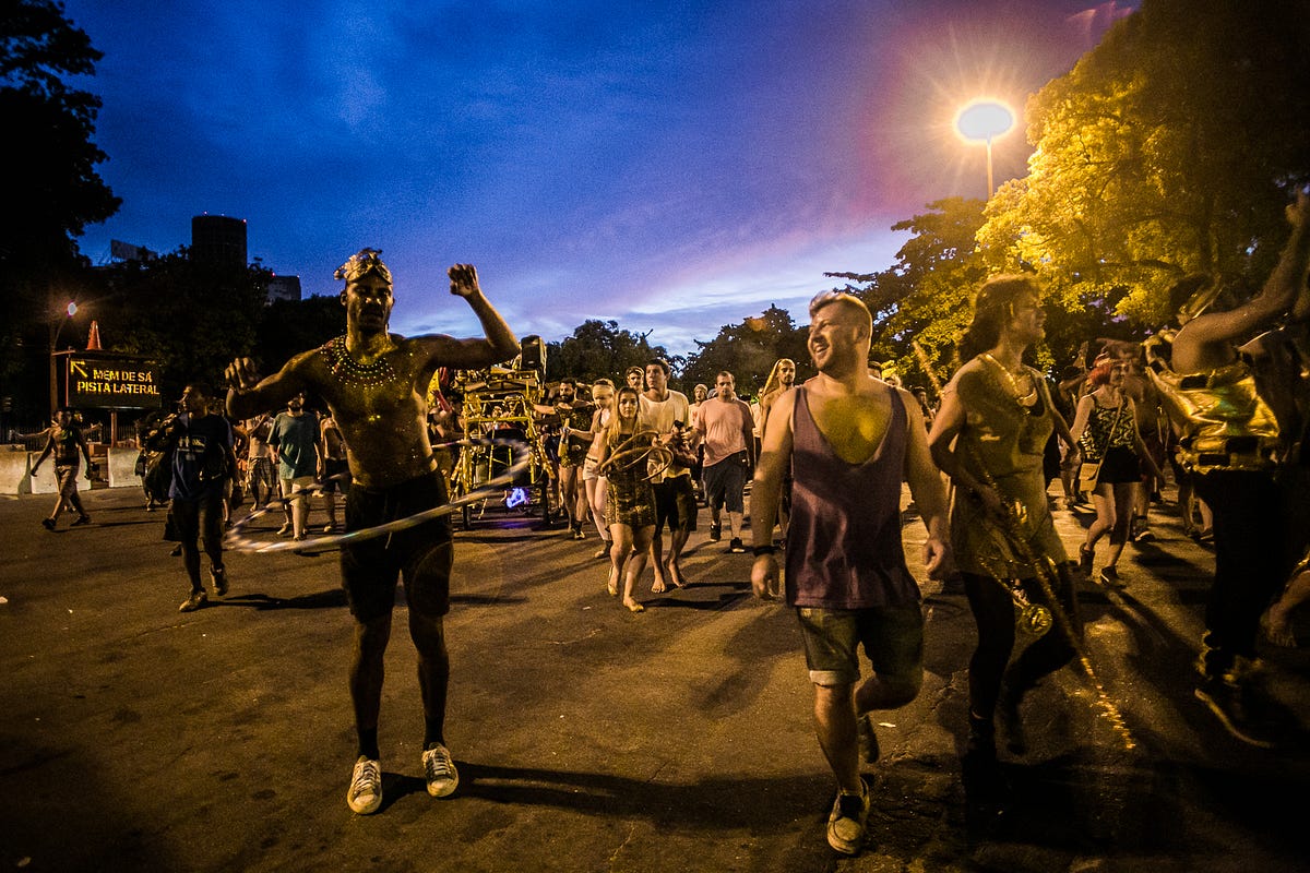 Foliões festejam no Carnaval de Rua carioca