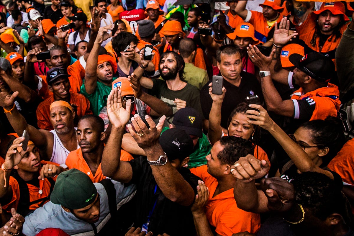 Garis documentam com seus celulares uma assembleia do movimento no Centro do Rio de Janeiro. Diversos grupos e páginas nas redes sociais adminitradas pelos Garis serviram como base de informação e mobilização dos trabalhadores.