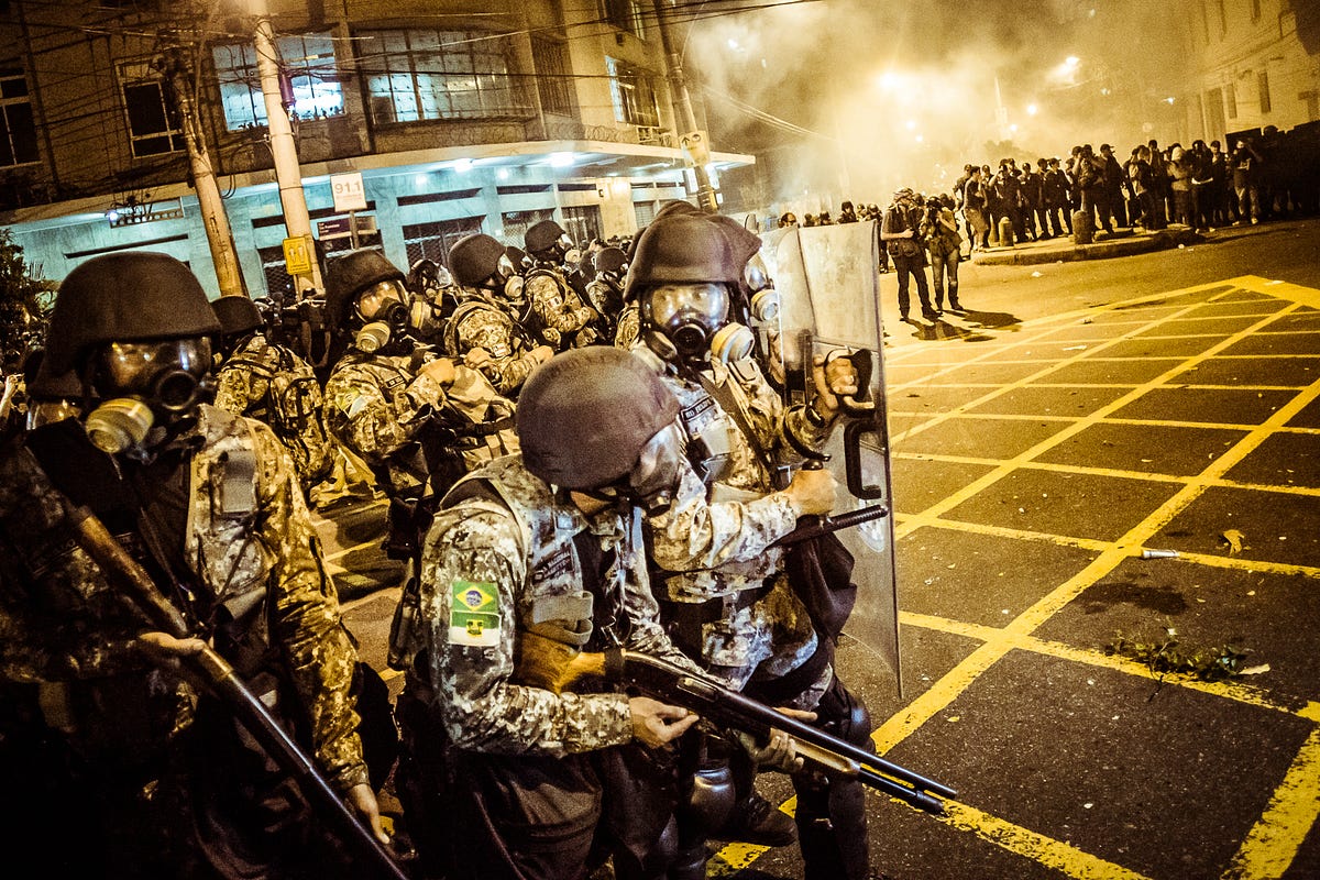 Policiais da Força Nacional em ação para impedir as manifestações no Rio de Janeiro em Junho de 2013