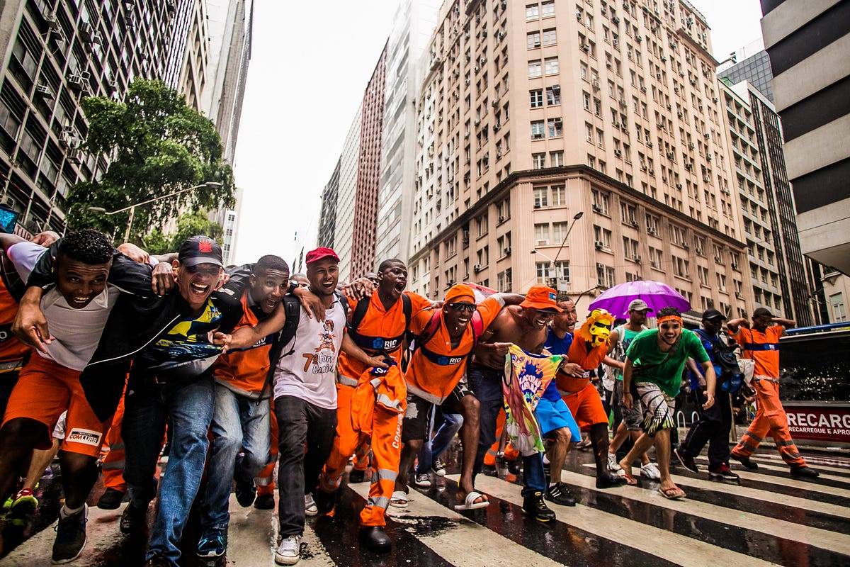 Garis em marcha pelo Centro do Rio de Janeiro conquistam a opinião pública.