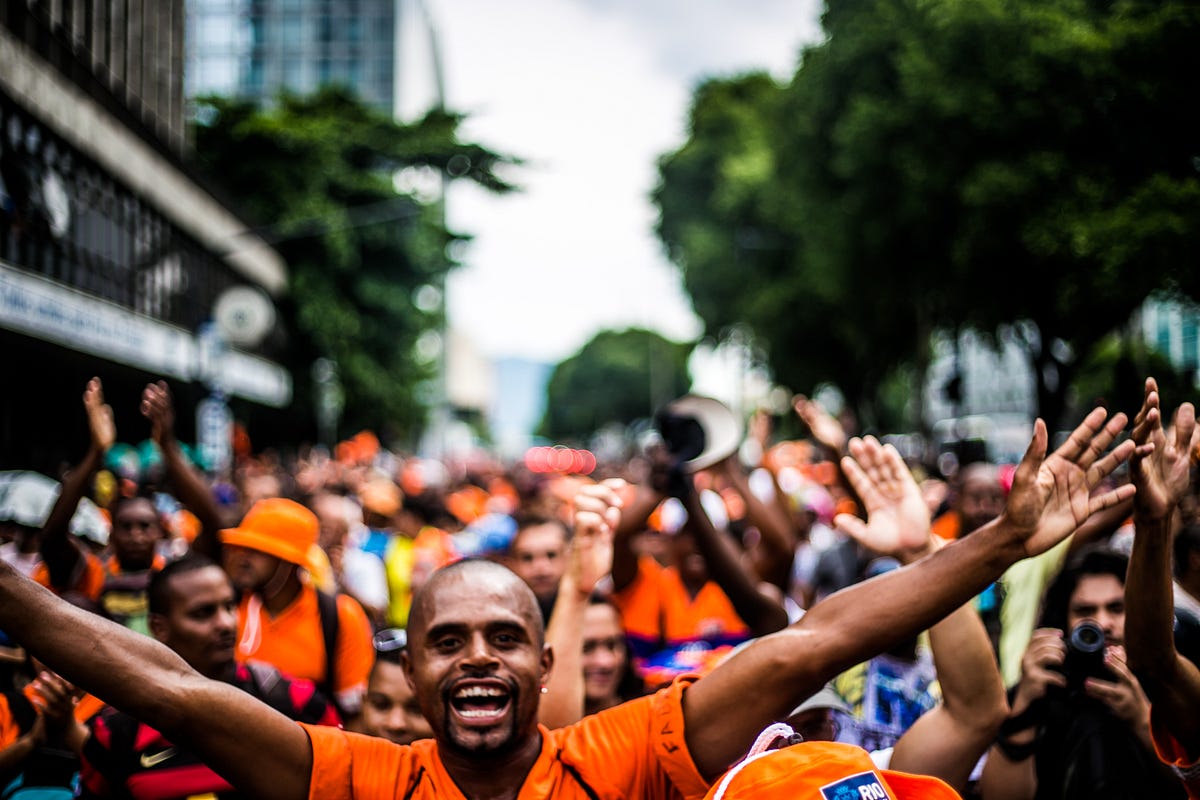 Garis comemoram após 8 dias de greve. A pressão na Prefeitura em meio ao Carnaval conquistou aumento salarial de 37% para categoria.