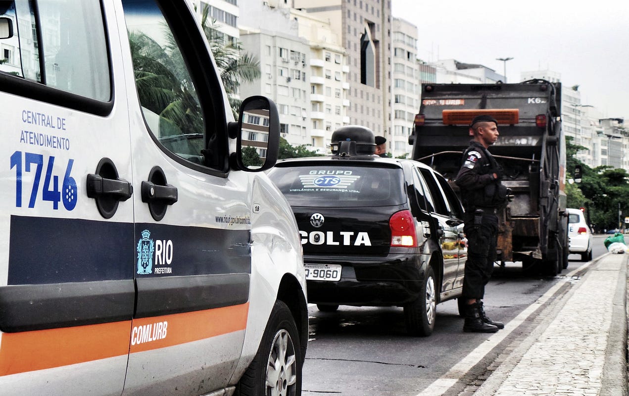 Escolta armada do grupo CTS acompanha coleta do Lixo no Centro do Rio de Janeiro. O valor pago a um agente privado de segurança para acompanhar uma coleta de 8h equivale ao valor pago mensalmente a um gari carioca