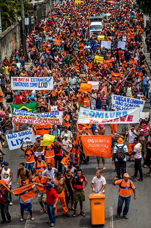 Na sexta-feira, o ato que cruzou a Av. Rio Branco até a Cinelândia evidencia a força dos garis. Com apoio nas ruas e uma forte repercussão nas redes sociais transformavam a greve num dos principais assuntos de todo o país