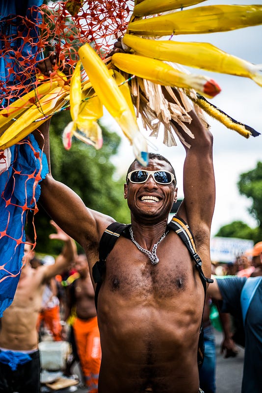Fantasias feitas de lixo e sobras do Carnaval foram utilizadas nos atos alegóricos dos Garis